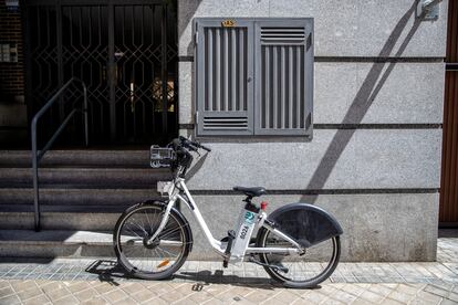 Una bicimad abandonada en la calle del Hierro de la capital. 