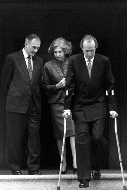El Rey con muletas, en marzo de 1992, por una operación de rodilla