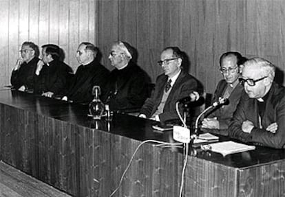 Tarancón e Iniesta (segundo y cuarto por la derecha), en un acto en Madrid durante la transición.