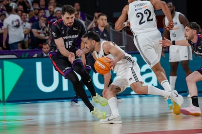 Facundo Campazzo (centro) en acción ante Iván Aurrecoechea (izquierda) en el partido entre el Real Madrid y el Granada.