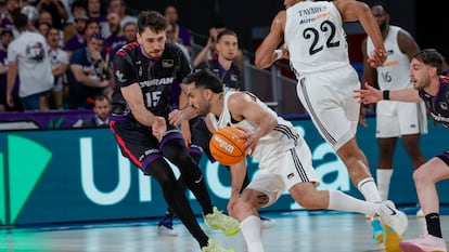 Facundo Campazzo (centro) en acción ante Iván Aurrecoechea (izquierda) en el partido entre el Real Madrid y el Granada.