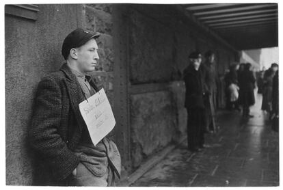 "Busco cualquier trabajo ", cartel que cuelga del cuello de un joven alemán, Hamburgo, 1952