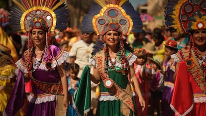 Mujeres latinoamericanas durante un desfile en el documental 'Hispanoamérica. Canto de vida y esperanza'.