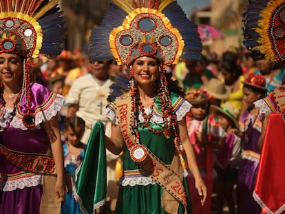 Mujeres latinoamericanas durante un desfile en el documental 'Hispanoamérica. Canto de vida y esperanza'.