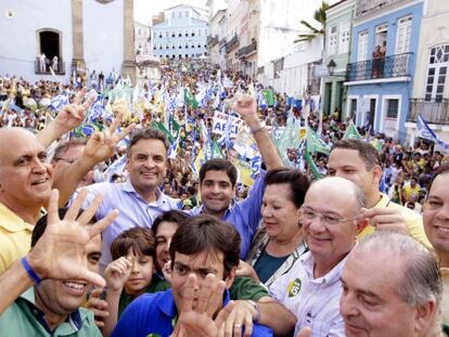 El candidato conservador, A&eacute;cio Neves, en un acto este viernes en Salvador de Bah&iacute;a (Brasil). 