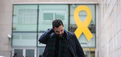 El presidente del Parlament, Roger Torrent sale de la sede nacional de Esquerra, adornada con un lazo amarillo.