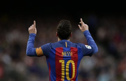 Messi celebra la victoria del Barcelona al termino del encuentro.
