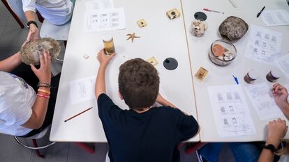 Varios niños en el inicio del curso en colegio público de Infantil y Primaria San Juan Bautista, el 7 de septiembre en Arganda del Rey (Madrid).