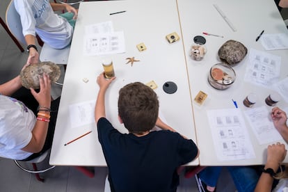 Un niño en una mesa de un aula con distinto material escolar durante una visita de la presidenta de la Comunidad de Madrid, Isabel Díaz Ayuso al Colegio público de Educación Infantil y Primaria San Juan Bautista.
