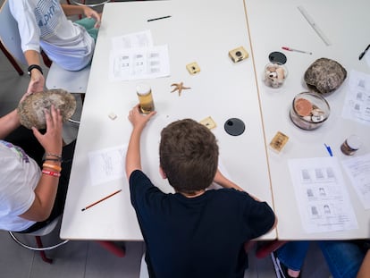 Un niño en una mesa de un aula con distinto material escolar durante una visita de la presidenta de la Comunidad de Madrid, Isabel Díaz Ayuso al Colegio público de Educación Infantil y Primaria San Juan Bautista.