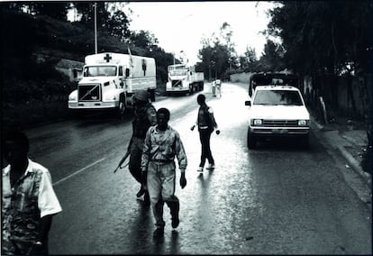 Abril de 1994. Salida al aeropuerto de Kigali de los primeros equipos del Comité Internacional de la Cruz Roja y de Médicos Sin Fronteras, evacuados después de tres semanas de misión médica en la capital ruandesa. Este 7 de abril se cumplen 25 años de una matanza que costó la vida a 800.000 personas en diez días. Esta serie histórica del archivo de MSF, con fotos de Sebastião Salgado hasta hoy inéditas, documenta los esfuerzos por asistir a una población desprotegida en los momentos más críticos del exterminio. 
