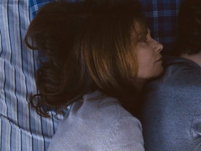 Isabelle Huppert y Devin Druid, en 'El amor es más fuerte que las bombas'.