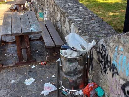 Restos de botellón en un parque de Gijón.