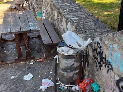 Restos de botellón en un parque de Gijón.