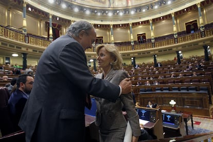 Pedro Solbes saluda a su sucesora en el cargo, la vicepresidenta segunda y ministra de Economía, Elena Salgado, en un pleno en el Congreso de los Diputados, en abril de 2009.