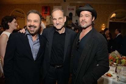 De izquierda a derecha, Edward Zwick, Marshall Herskovitz y Brad Pitt en los premios AFI, el 9 de enero de 2015 en Beverly Hills, California.