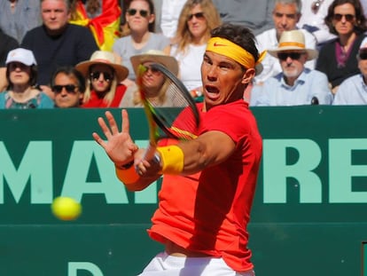 Nadal golpea de derecha ante Zverev en Valencia.