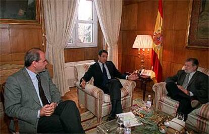 Eduardo Zaplana (centro), con los presidentes de Andalucía, Manuel Chaves (izquierda), y de Extremadura, Juan Carlos Rodríguez Ibarra.