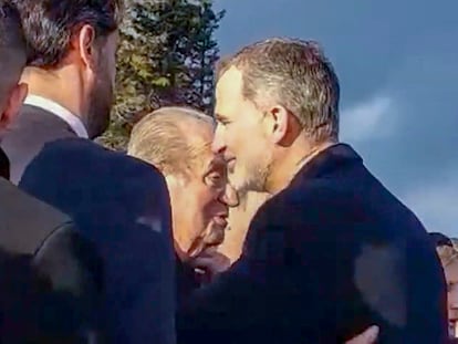 Felipe VI y el rey emérito se saludan durante el funeral de Constantino II, hermano de la reina Sofía y último rey de Grecia, este lunes.