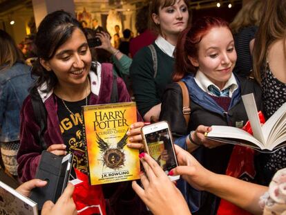 Seguidores de Harry Potter se toman fotos con el nuevo libro en Londres.