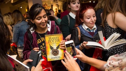 Seguidores de Harry Potter se toman fotos con el nuevo libro en Londres.