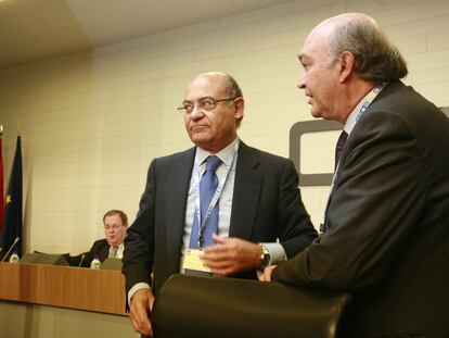 Gerardo Díaz Ferrán, presidente de la CEOE, y José María Lacasa, secretario general, durante una asamblea de la organización.