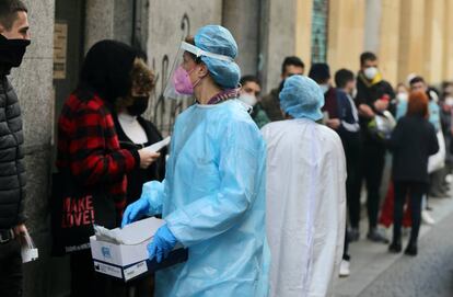 Personal sanitario recolecta pruebas de Covid-19 a personas que hacen cola en un centro de salud madrileño.