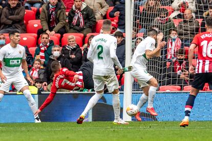 Berenguer anota el primer gol del Athletic al Elche, este domingo en San Mamés.