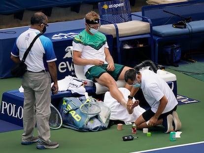 Davidovich es atendido del pie derecho durante el duelo con Zverev en Flushing Meadows.