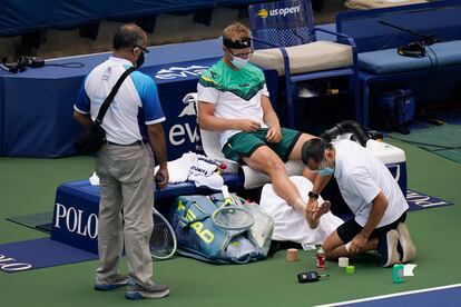 Davidovich es atendido del pie derecho durante el duelo con Zverev en Flushing Meadows.