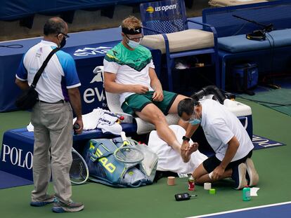 Davidovich es atendido del pie derecho durante el duelo con Zverev en Flushing Meadows.