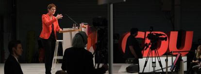 Annegret Kramp-Karrenbauer, candidata a liderar la CDU, se dirige el pasado jueves a los militantes en Halle.