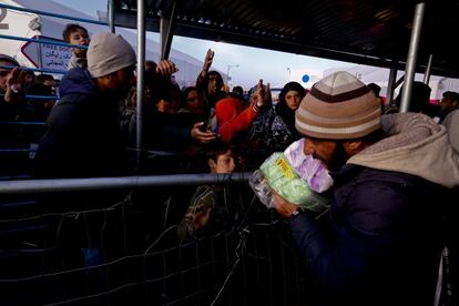 Vendedores ambulantes ofrecen alimentos a los refugiados.