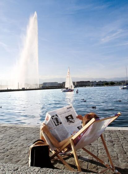 Vistas desde la orilla del lago Lemán, que une Ginebra con Francia, con la fuente <i>Jet d'eau</i> al fondo