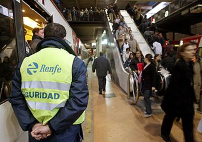 Un vigilante privado de Renfe vigila uno de los andenes de la estación de Atocha de Madrid.