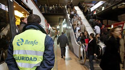 Un vigilante privado de Renfe vigila uno de los andenes de la estación de Atocha de Madrid.