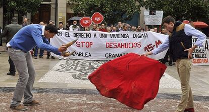 Protesta contra los desahucios organizada por el movimiento 15-M de Granada el pasado sábado.