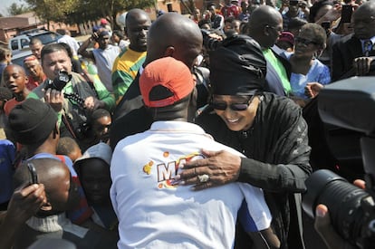 Winnie Madikizela-Mandela durante un recorrido por las calles de Bekkersdal donde los ciudadanos esperan ante los colegios electorales para votar.