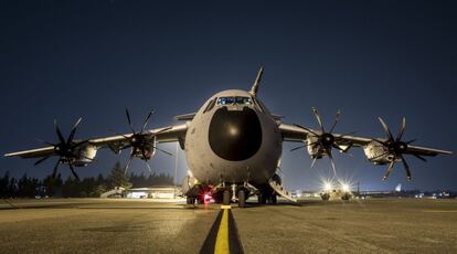 Vista de un A400 británico en la pista de despegue durante las maniobras 'Movility Guardian' en la Base Conjunta Lewis-McChord en Washington, EE UU. Un total de 3.000 personas de 30 países participan en las maniobras para probar la coordinación entre naciones a la hora de dirigir una operación de ayuda humanitaria.