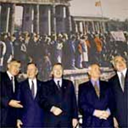 El ex canciller alemán Helmut Kohl, el ex presidente de la URSS Mijaíl Gorbachov y el ex presidente de EEUU George Bush con el presidente del Parlamento berlinés y el alcalde de la capital alemana