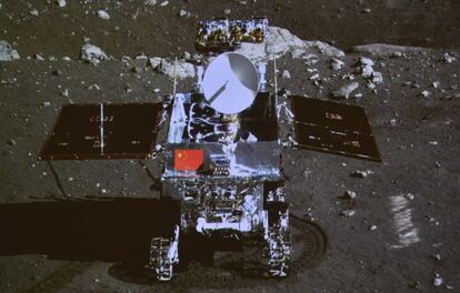 La pantalla gigante del Centro de Control Aeroespacial de Pekín muestra una foto del robot de exploración Yutu.