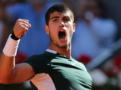 Carlos Alcaraz celebra el triunfo contra Djokovic, este sábado en la Caja Mágica de Madrid.