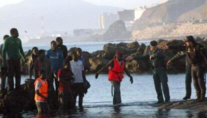 Inmigrantes llegados el pasado miércoles a nado a Ceuta tras desbordar en grupo a los gendarmes marroquíes.