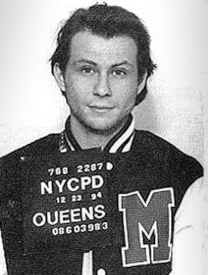 Christian Slater fichado na polícia após ser preso no Aeroporto JFK de Nova York, em 1994, por portar uma arma. 