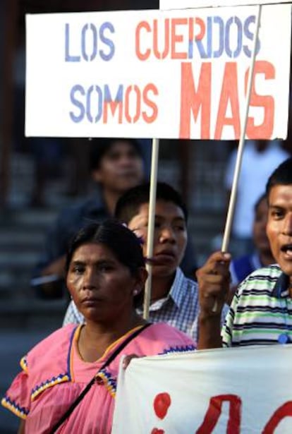 Una mujer protesta este 17 de octubre de 2013, en Ciudad de Panamá (Panamá).