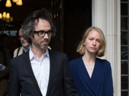 James Rhodes y su esposa actual, Hattie Chamberlin, abandonan el Tribunal Supremo con el pol&eacute;mico libro en la mano.