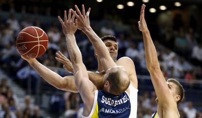 Felipe Reyes busca el pase ante los defensores del Morabanc