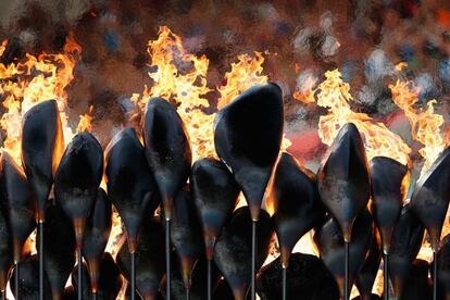 La llama olímpica arde en el Estadio Olímpico durante la competición de atletismo.