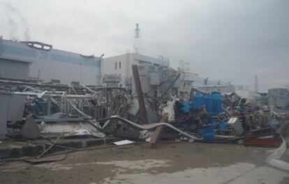 Tepco ha distribuido fotos de la situación en la que se encuentra la central nuclear un mes después del accidente.
