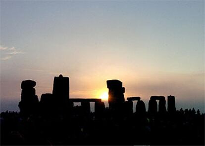 Cientos de personas se han reunido en Stonhenge, Inglaterra, para recibir el solsticio de verano.